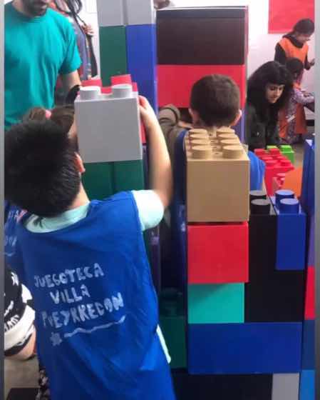 Juegoteca con cubos gigantes